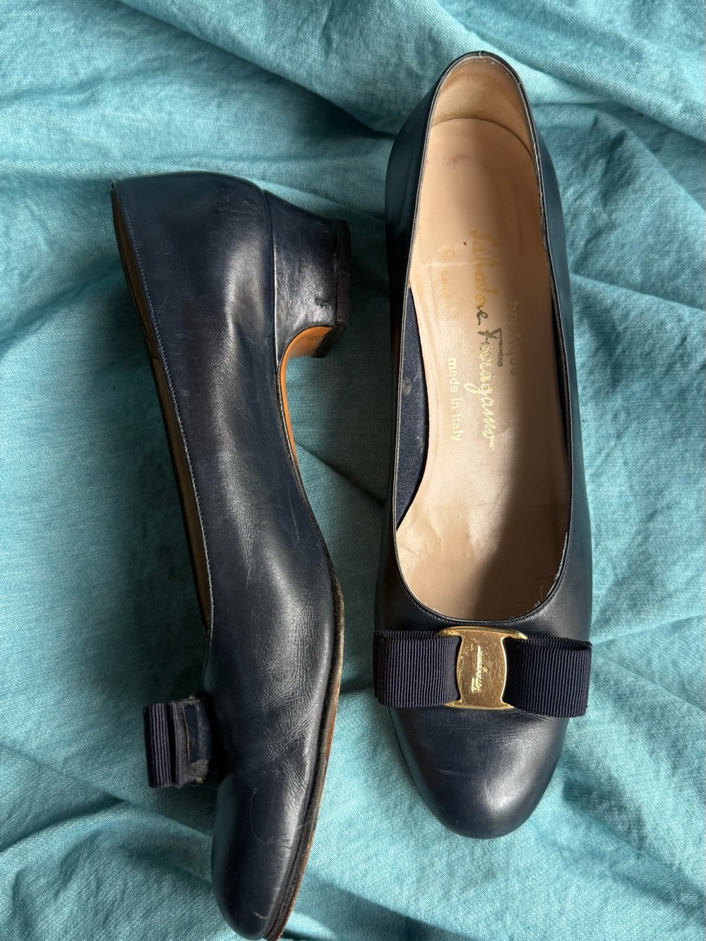 Salvatore Ferragamo Vintage Navy Leather Vara Bow Flats - Picture 2 of 8